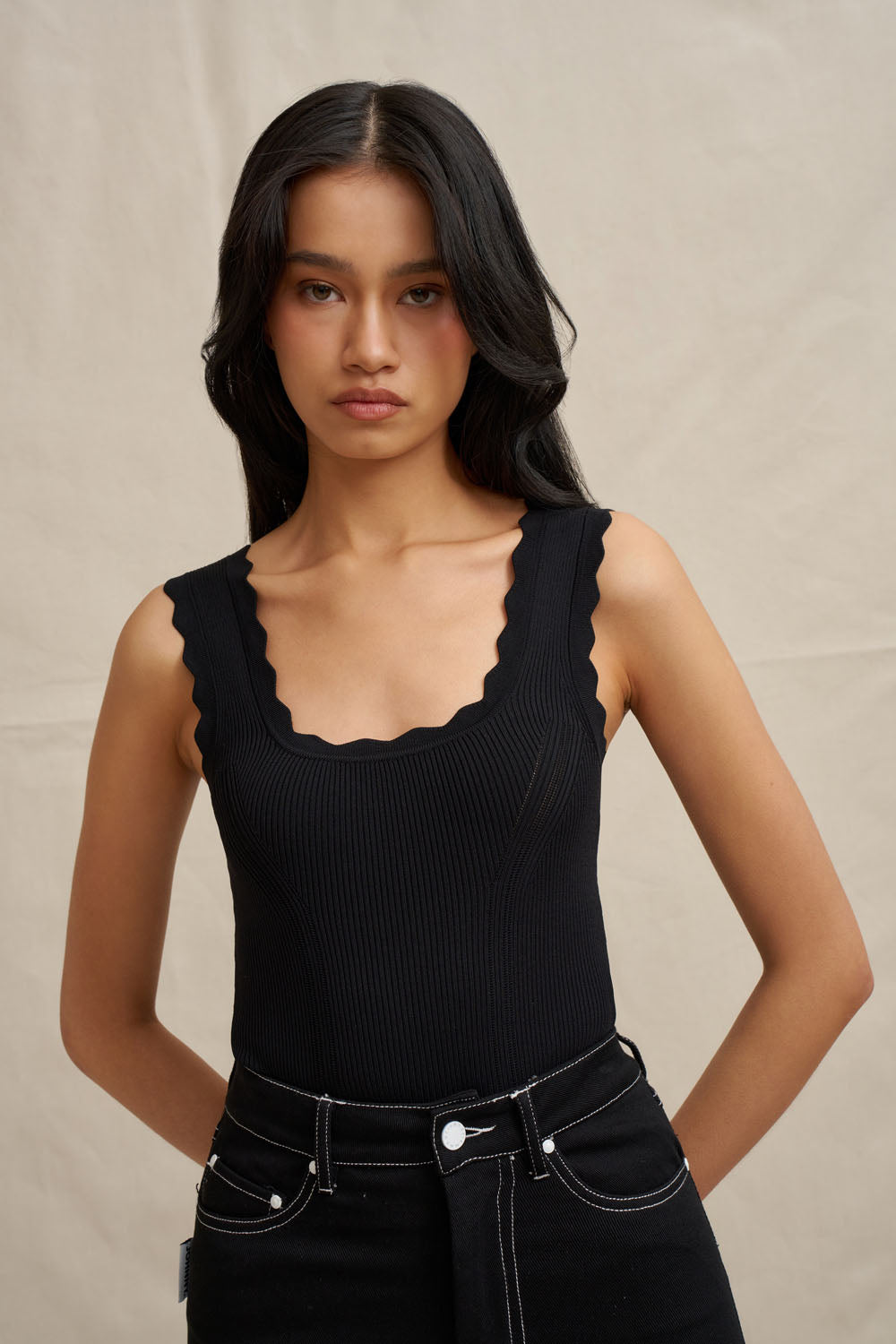 Scallop Black Knit Top | BY JOHNNY.
